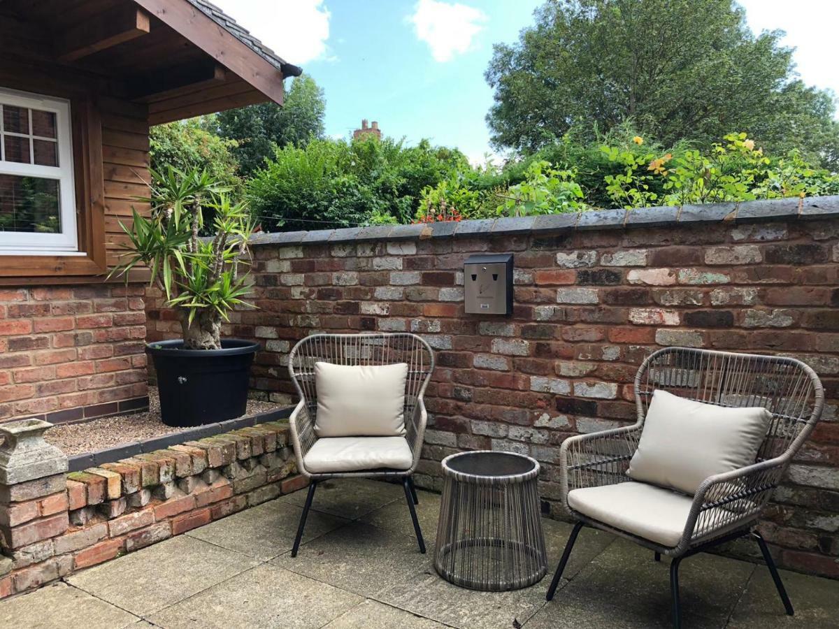 Boutique Garden Lodge @ The Larches Wolverhampton Exterior foto